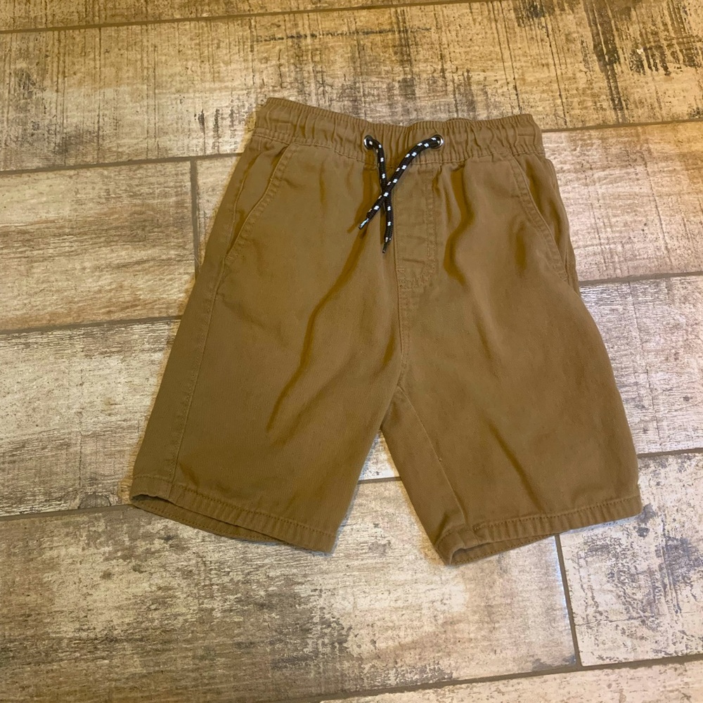 Boys size 7 khaki color shorts with drawstring. Very good condition.